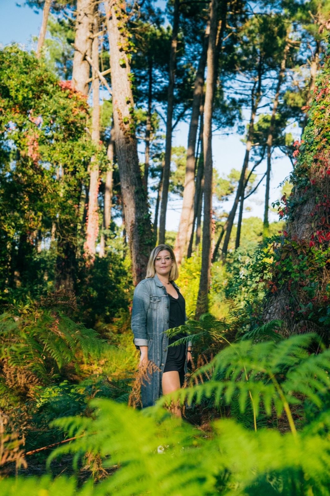 Mary Picart au milieu des fougères, dans une forêt du Pays Basque
